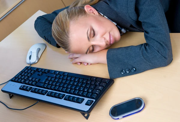 Mujer de negocios durmiendo en su escritorio Imagen de archivo