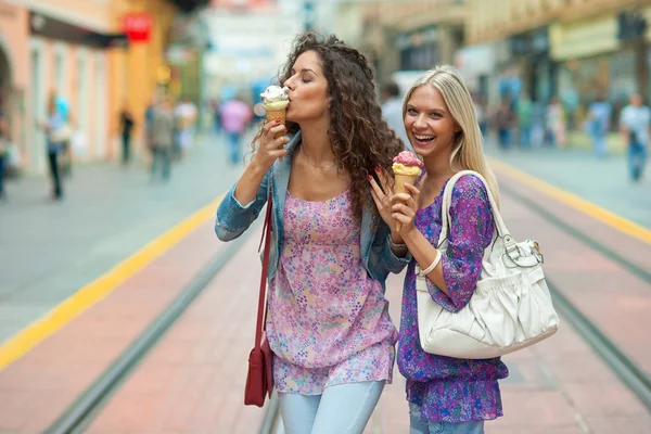 Donna amici con gelato — Foto Stock