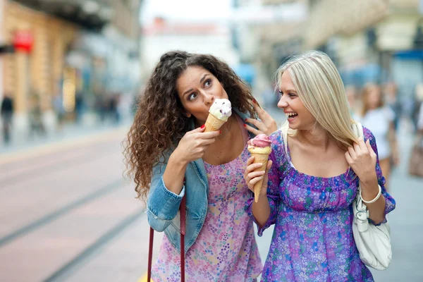 Zwei jugendliche Freundinnen — Stockfoto