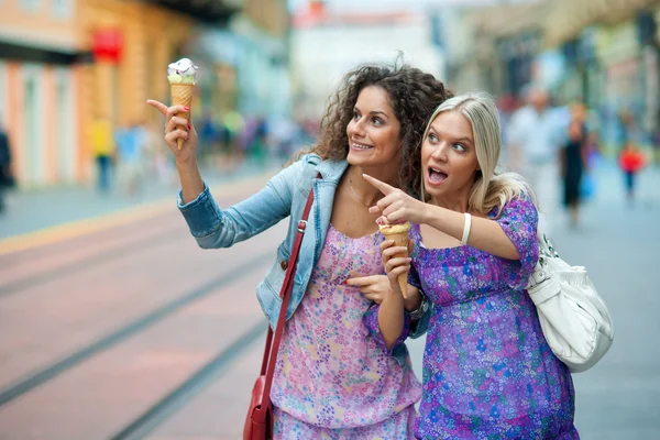 Twee vrouw vrienden — Stockfoto