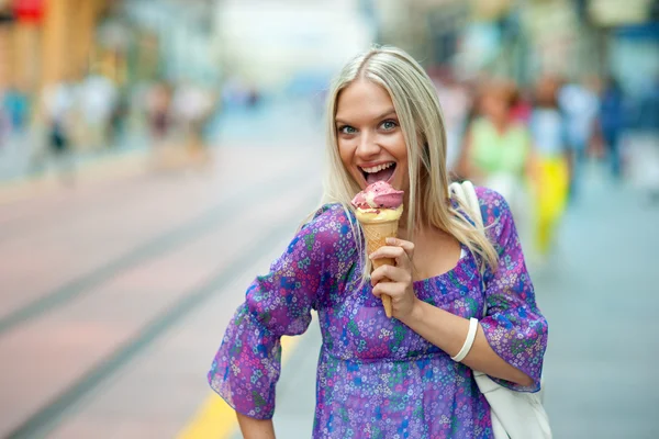 Teen girl with ice cream — Stock Photo, Image