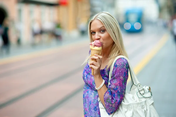 Menina adolescente com sorvete — Fotografia de Stock