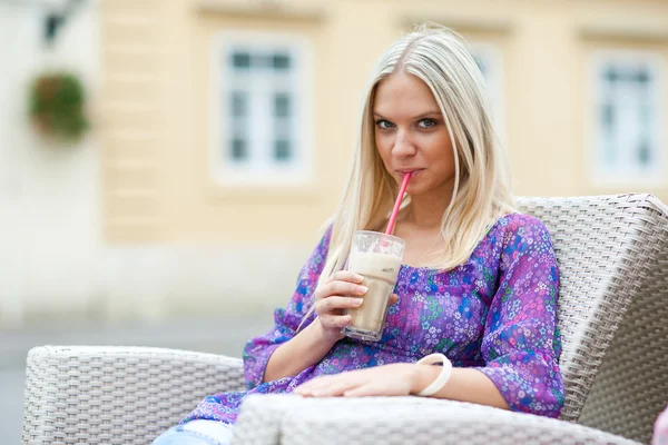 Mujer en la cafetería — Foto de Stock