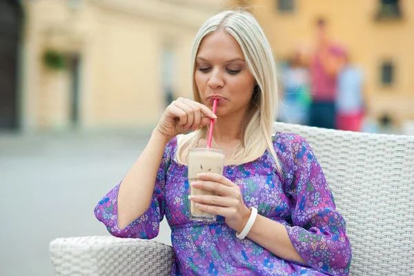 Kvinna dricker ice coffee — Stockfoto