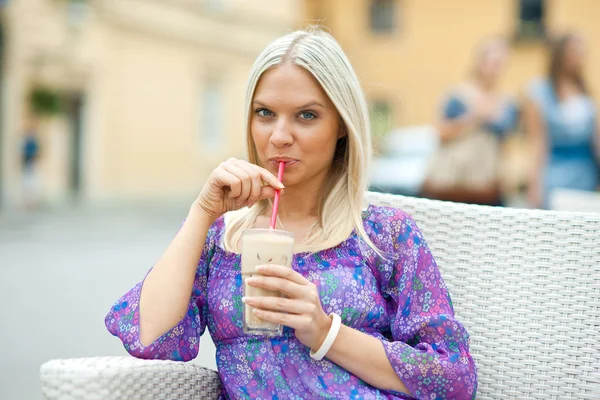 Жінка п'є крижану каву — стокове фото