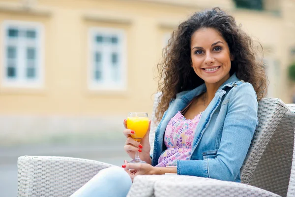 Attraktive Frau mit Orangensaft Stockbild