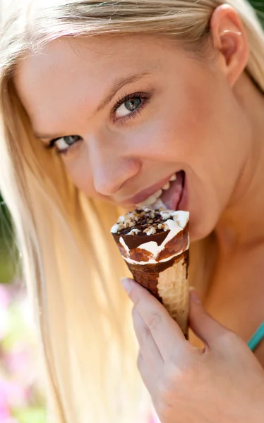 Nő fagylalttal — Stock Fotó