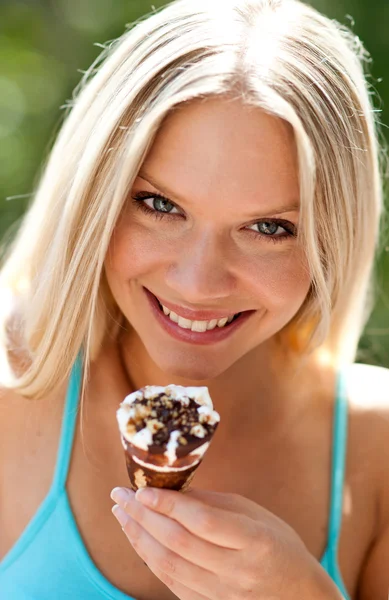 아이스크림을 가진 여자 — 스톡 사진