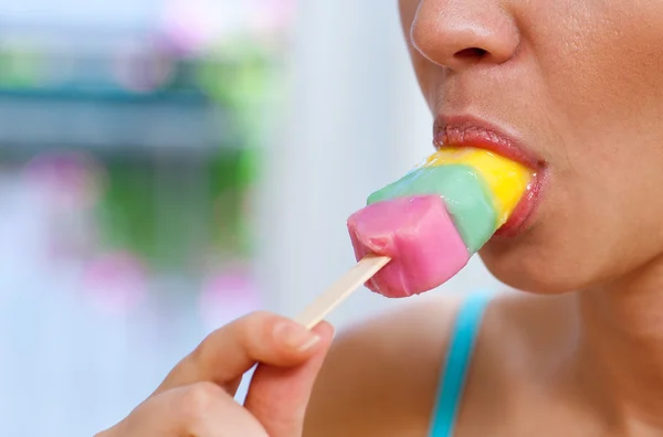 女人嘴里的冰淇淋 — 图库照片