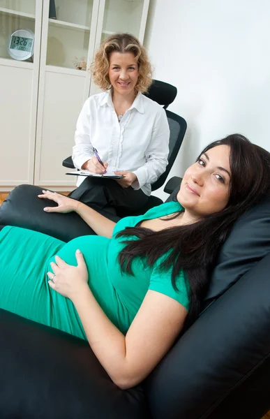 Zwangere vrouw en haar therapeut — Stockfoto