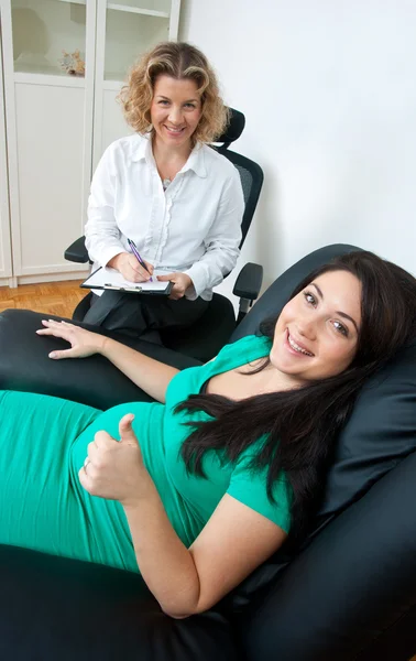 Donna incinta e il suo terapeuta — Foto Stock
