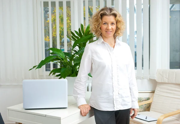 Woman in her office — Stockfoto