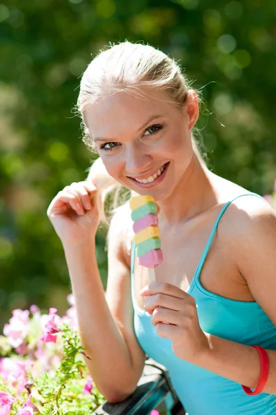 Dospívající dívka se zmrzlinou Royalty Free Stock Obrázky