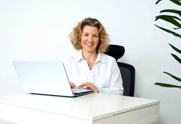 Aantrekkelijke volwassen vrouw met laptop — Stockfoto