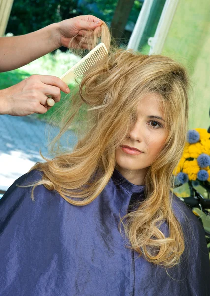 Fazendo penteado — Fotografia de Stock