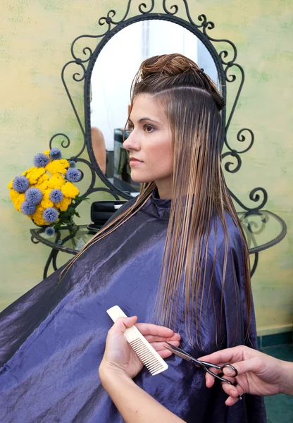 Femme dans le salon de coiffure — Photo