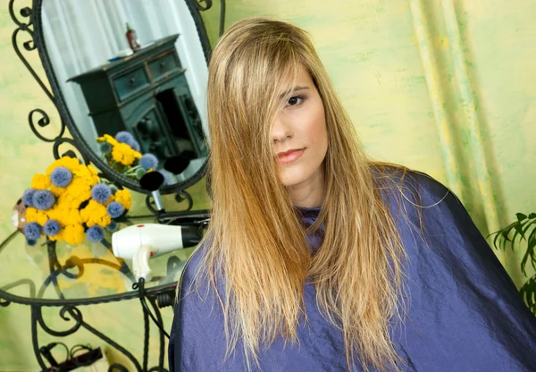 Frau im Friseursalon — Stockfoto