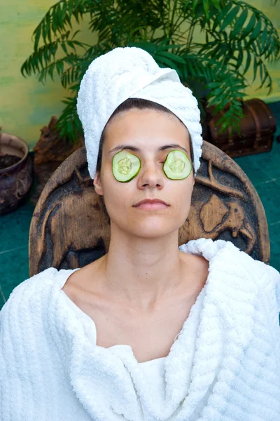 Vrouw gezicht met komkommer masker — Stockfoto