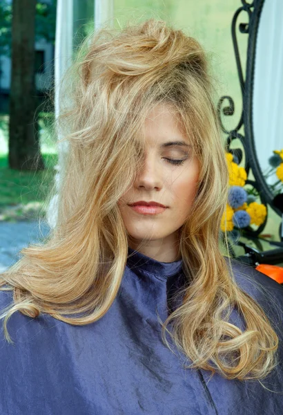 Mulher bonita com cabelo bagunçado — Fotografia de Stock
