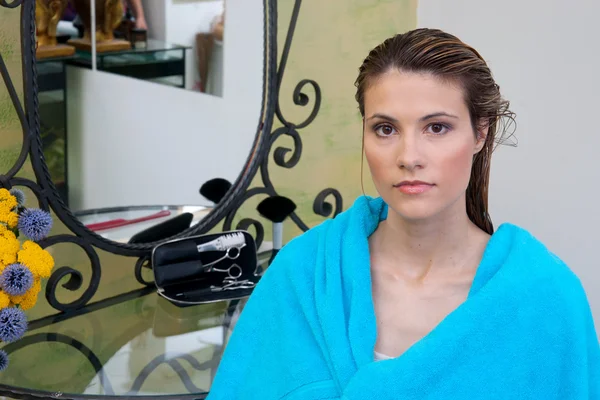 Woman with wet hair in salon — Stock Photo, Image