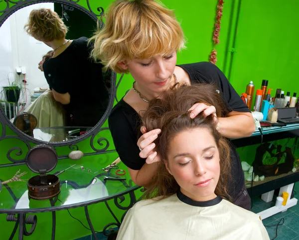 Haarstylist op het werk — Stockfoto