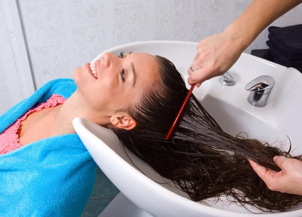 Washing hair — Stock Photo, Image