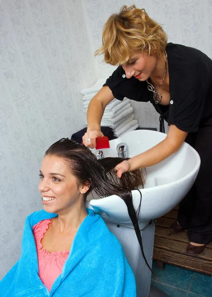 Haarstylist op het werk — Stockfoto