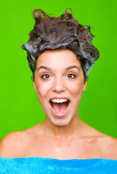 Donna con shampoo nei capelli Immagini Stock Royalty Free