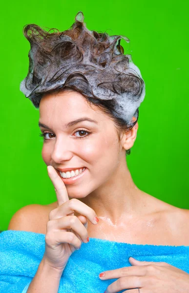 Vrouw met schuim van de shampoo op haar haren — Stockfoto