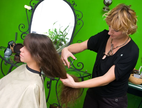 Facendo taglio di capelli — Foto Stock