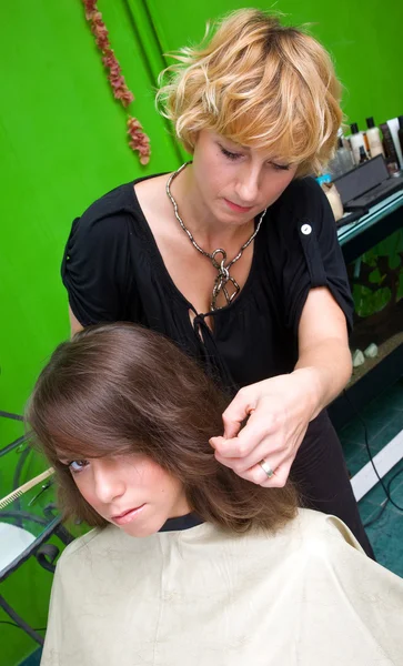 Dokonywanie fryzura — Zdjęcie stockowe