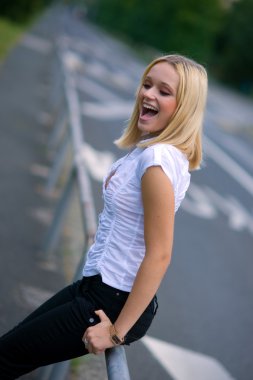 mutlu bir kadın sokak