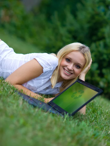 Kobieta z recyklingu znak na laptopie — Zdjęcie stockowe