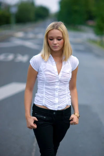 Mujer preocupada en la calle —  Fotos de Stock