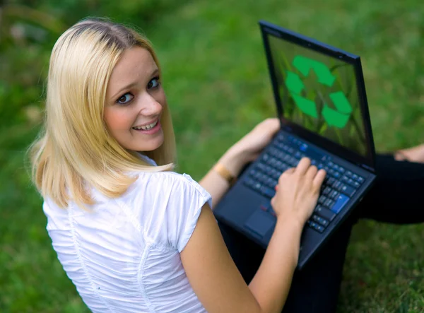 Mujer con el logotipo de reciclaje en el ordenador portátil — Foto de Stock