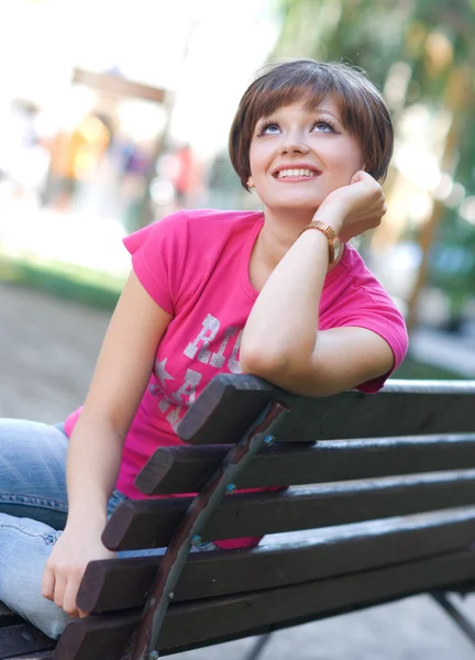 Девочка-подросток на скамейке — стоковое фото