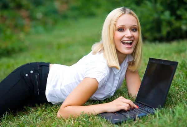 Κορίτσι με το φορητό υπολογιστή εκτός Εικόνα Αρχείου