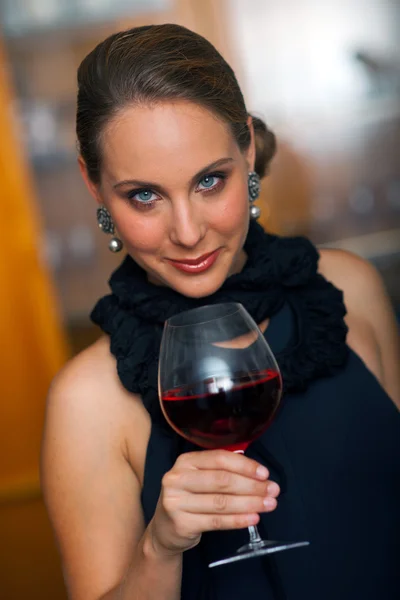 Attraktive Frau mit Wein — Stockfoto