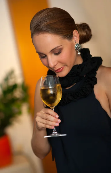 Donna attraente con vino — Foto Stock