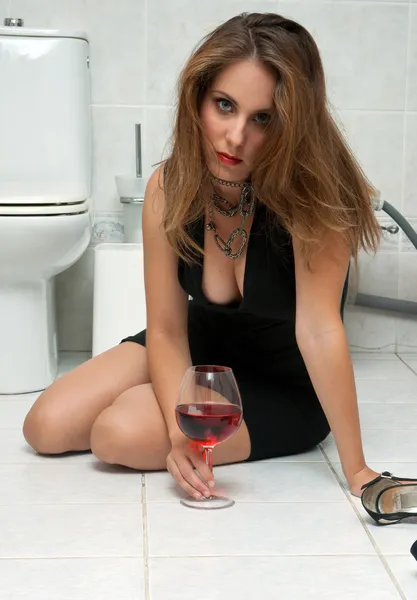 Betrunkene Frau im Badezimmer — Stockfoto