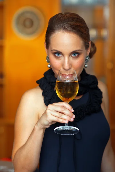 Atractiva mujer con vino — Foto de Stock