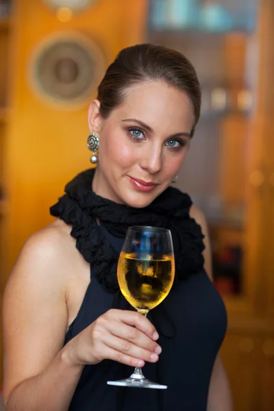 Attraktive Frau mit Wein — Stockfoto