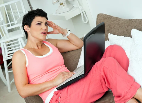 Frau mit Laptop — Stockfoto