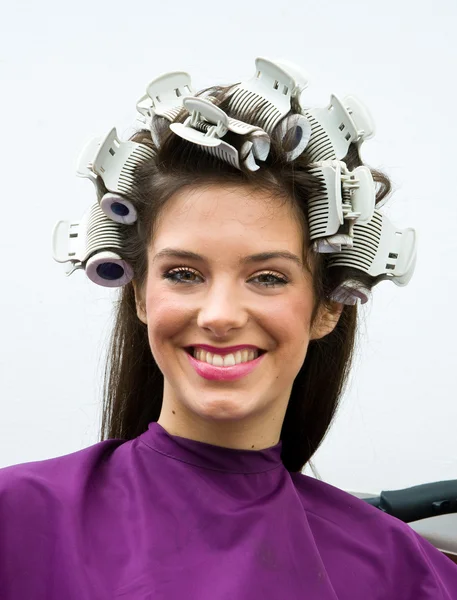 Mulher feliz no salão de cabeleireiro — Fotografia de Stock