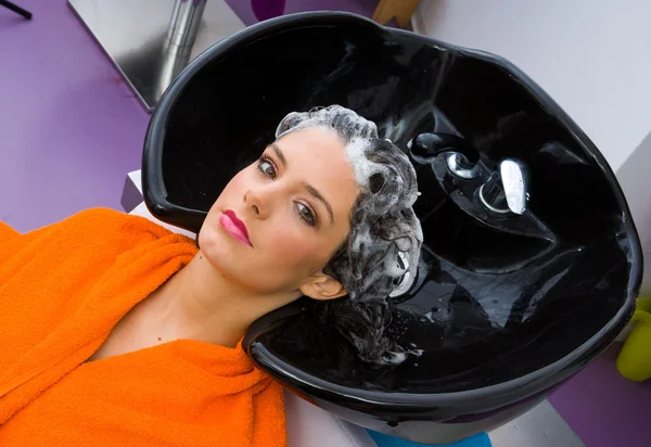 Donna con shampoo sulla testa — Foto Stock