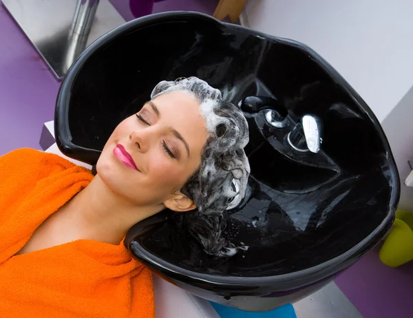 Mulher com shampoo na cabeça — Fotografia de Stock