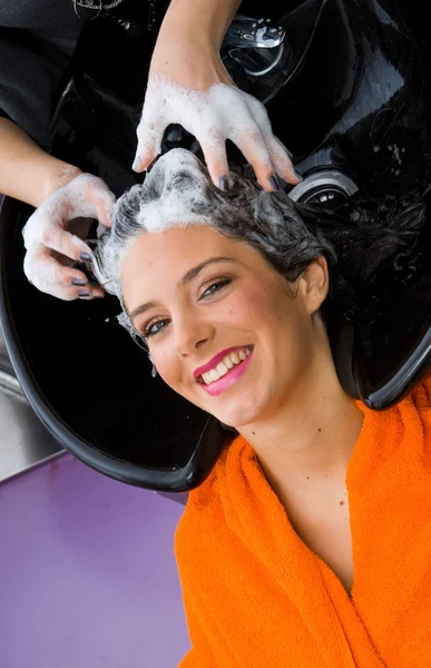 Femme avec shampooing sur les cheveux — Photo