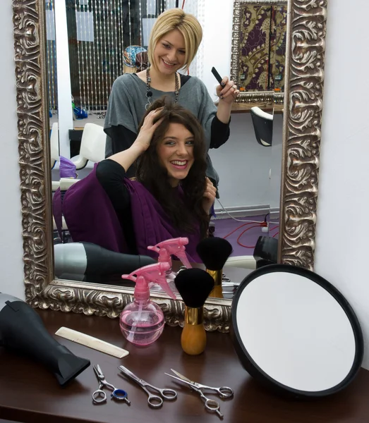 Hair stylist at work — Stock Photo, Image