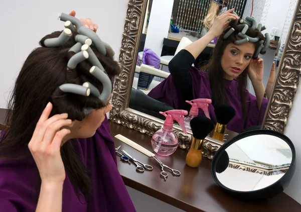 Mulher no salão de cabeleireiro — Fotografia de Stock