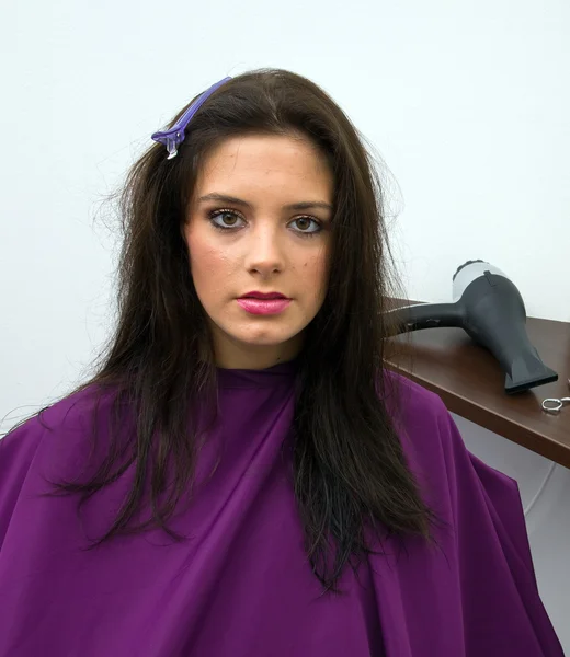 Femme dans le salon de coiffure Images De Stock Libres De Droits